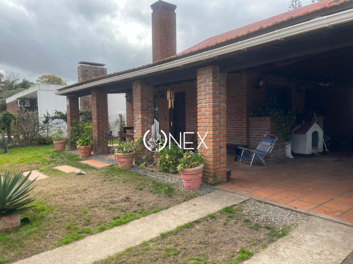 Casa ID.4580 - Venta casa de 4 dormitorios y 4 baños a 5 cuadras de la playa mansa.