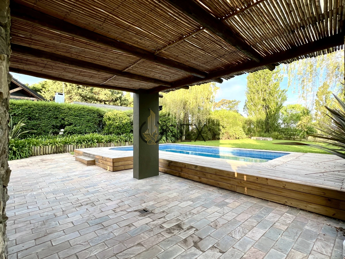 Casa ID.1871 - VENTA CASA 4 DORMITORIOS, 4 BAÑOS + SERVICIO, PISCINA Y PARRILLERO, BARRIO PRIVADO, LA TAHONA