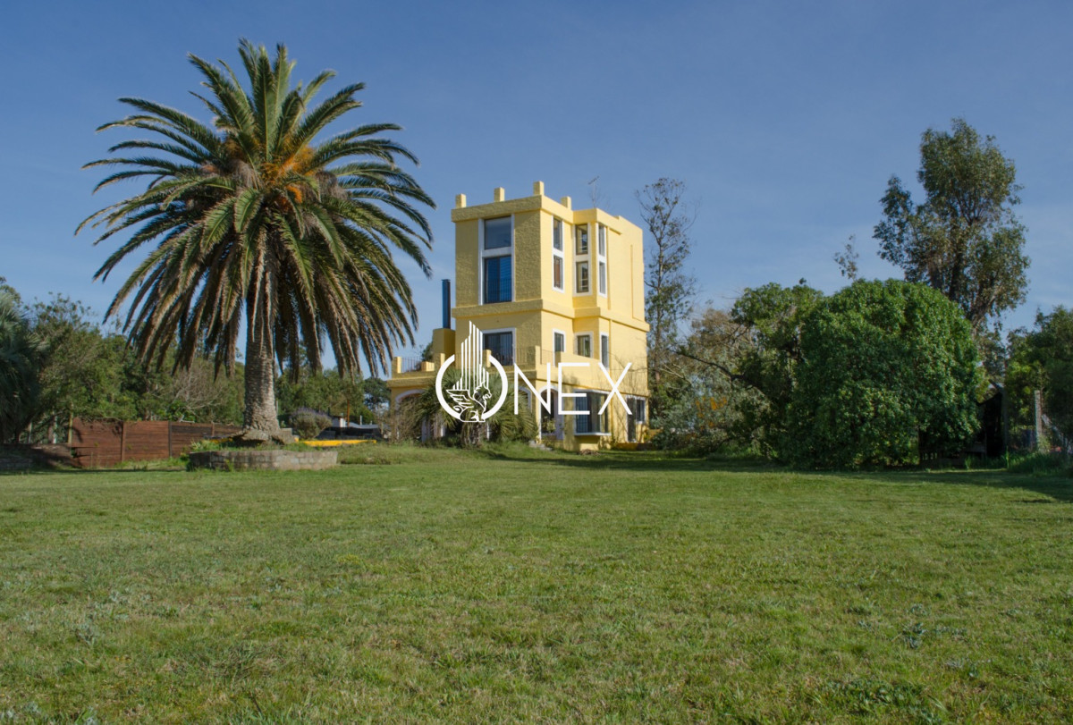 Casa ID.4333 - Casa Tipo Castillo en Venta - Frente al Mar - 3.500 m²