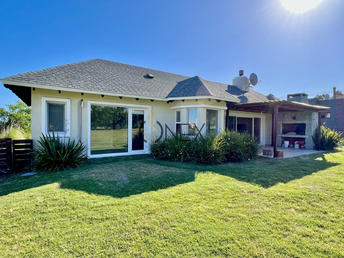 Casa ID.2001 - VENTA CASA CON RENTA 3 DORMITORIOS, CON PORCH Y PARRILLERO, BARRIO PRIVADO, LA TAHONA