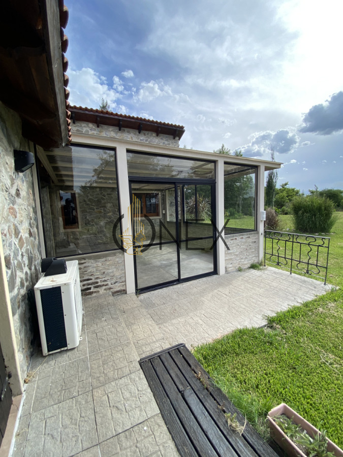 Casa ID.1557 - HERMOSA CASA DE PIEDRA EN VENTA 