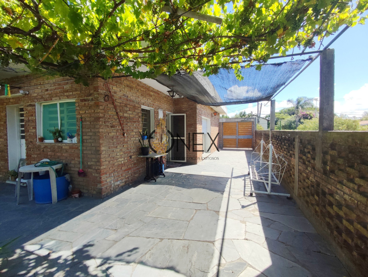 Casa ID.3774 - Casa en Venta de 7 dormitorios en Solymar a mts de la Rambla