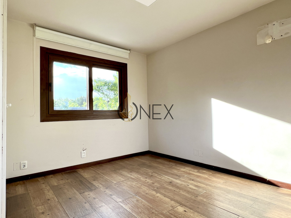 Casa ID.1871 - VENTA CASA 4 DORMITORIOS, 4 BAÑOS + SERVICIO, PISCINA Y PARRILLERO, BARRIO PRIVADO, LA TAHONA