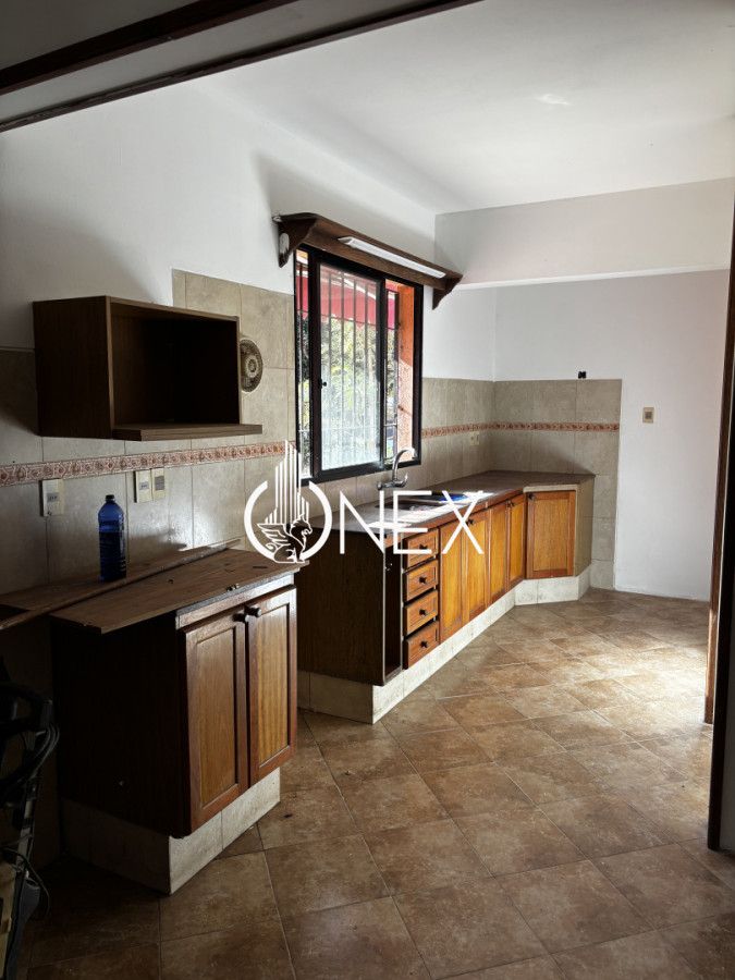 Casa ID.4761 - Hermosa Casa de 2 Plantas Las Toscas Sur, 2 cuadras de la Playa ,4 dormitorios, piscina, sotano, apto al fondo