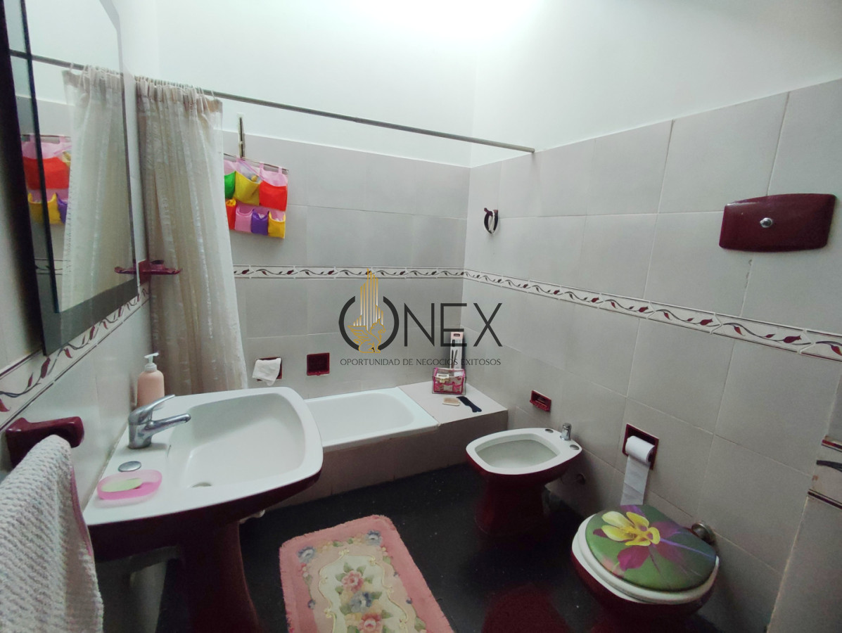 Casa ID.3774 - Casa en Venta de 7 dormitorios en Solymar a mts de la Rambla