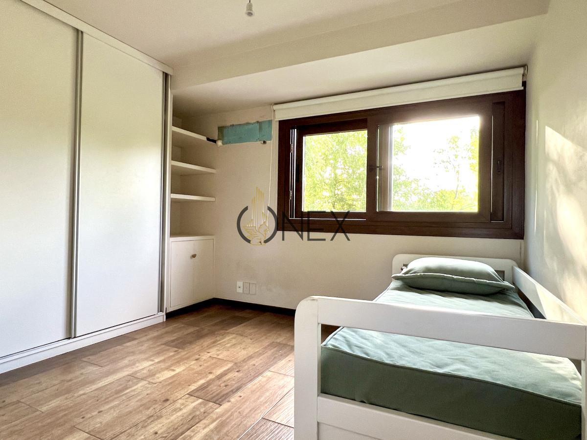Casa ID.1871 - VENTA CASA 4 DORMITORIOS, 4 BAÑOS + SERVICIO, PISCINA Y PARRILLERO, BARRIO PRIVADO, LA TAHONA