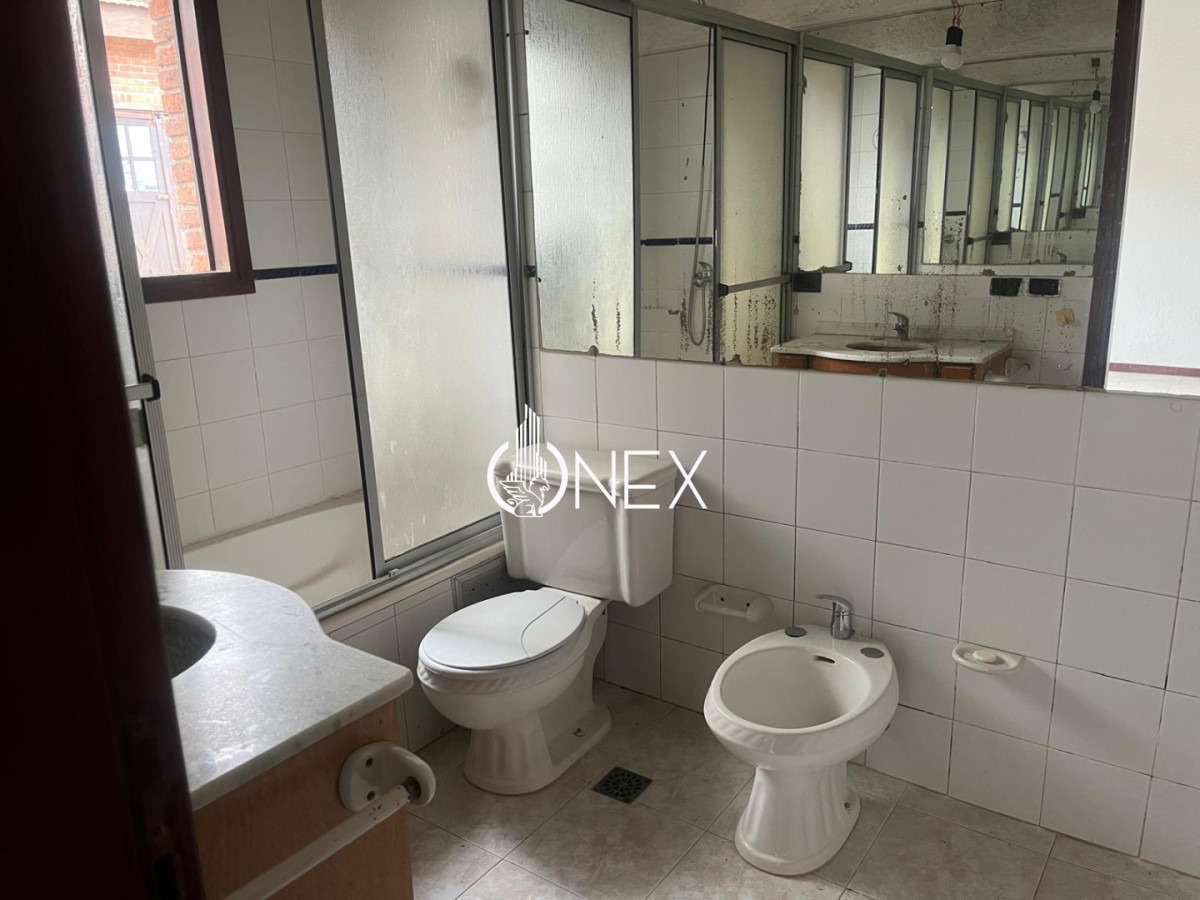 Casa ID.4580 - Venta casa de 4 dormitorios y 4 baños a 5 cuadras de la playa mansa.