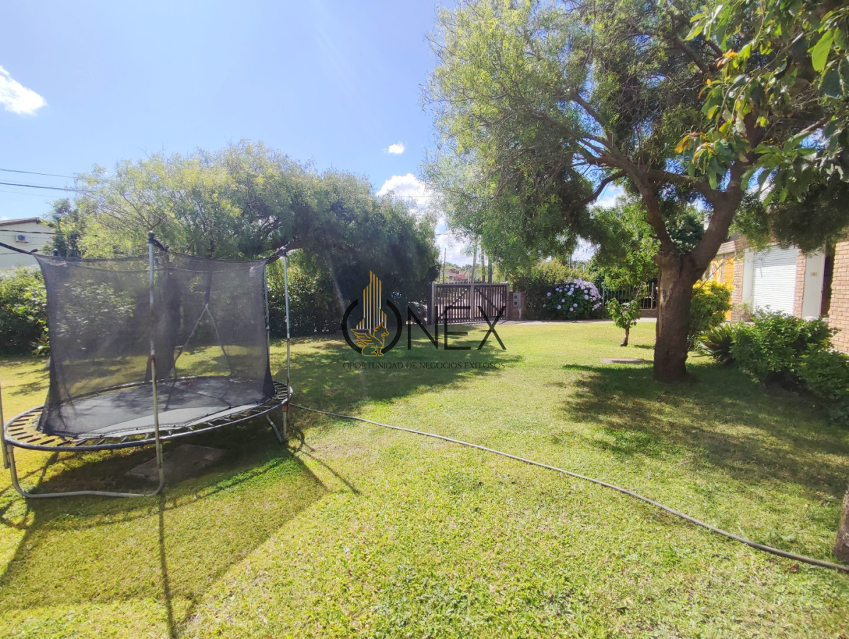 Casa ID.3774 - Casa en Venta de 7 dormitorios en Solymar a mts de la Rambla