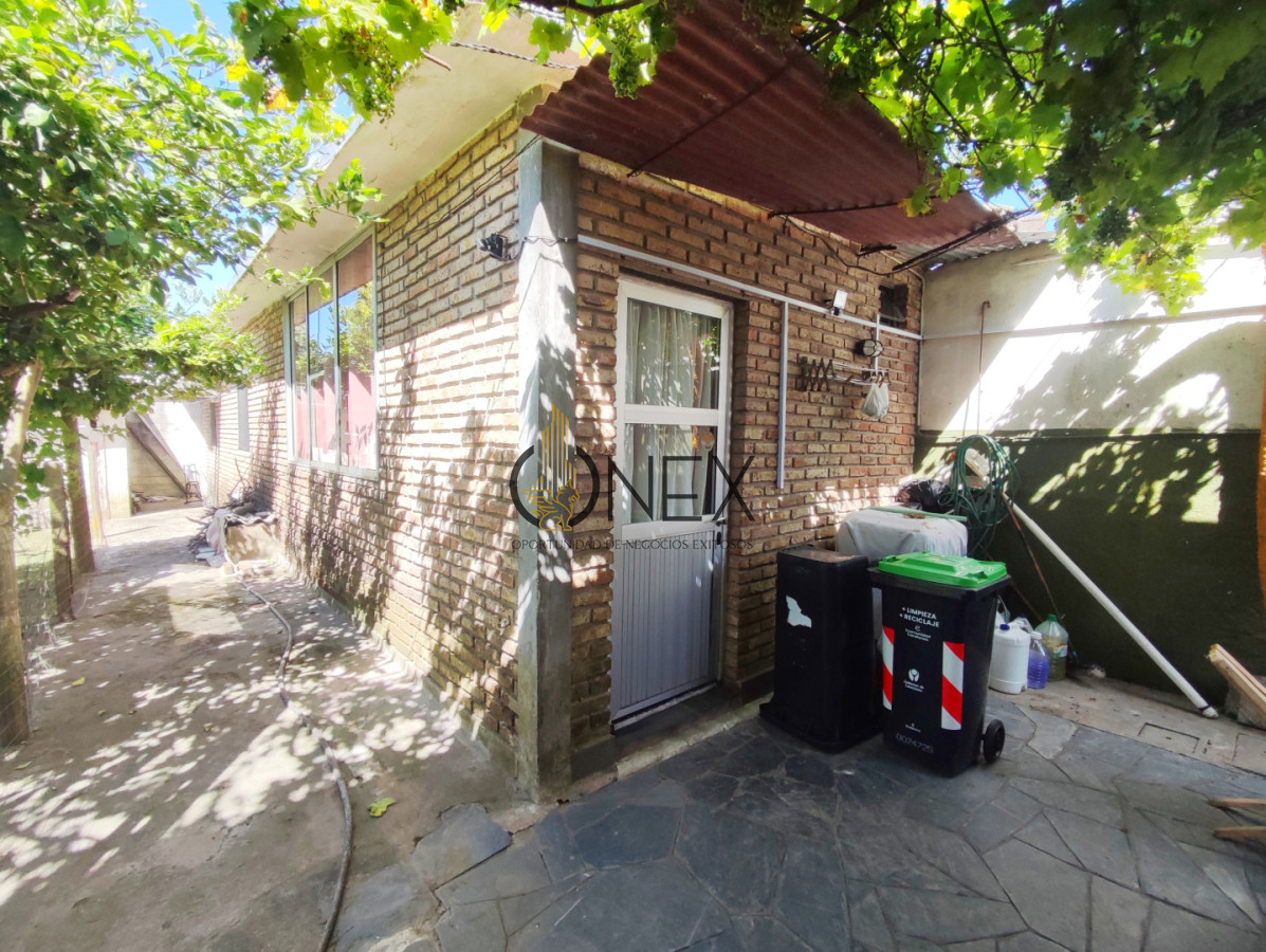 Casa ID.3774 - Casa en Venta de 7 dormitorios en Solymar a mts de la Rambla