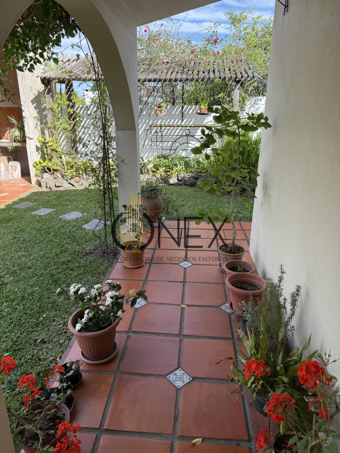 Casa ID.3526 - Se vende casa 5 dormitorios a pasos del centro de Tacuarembó 