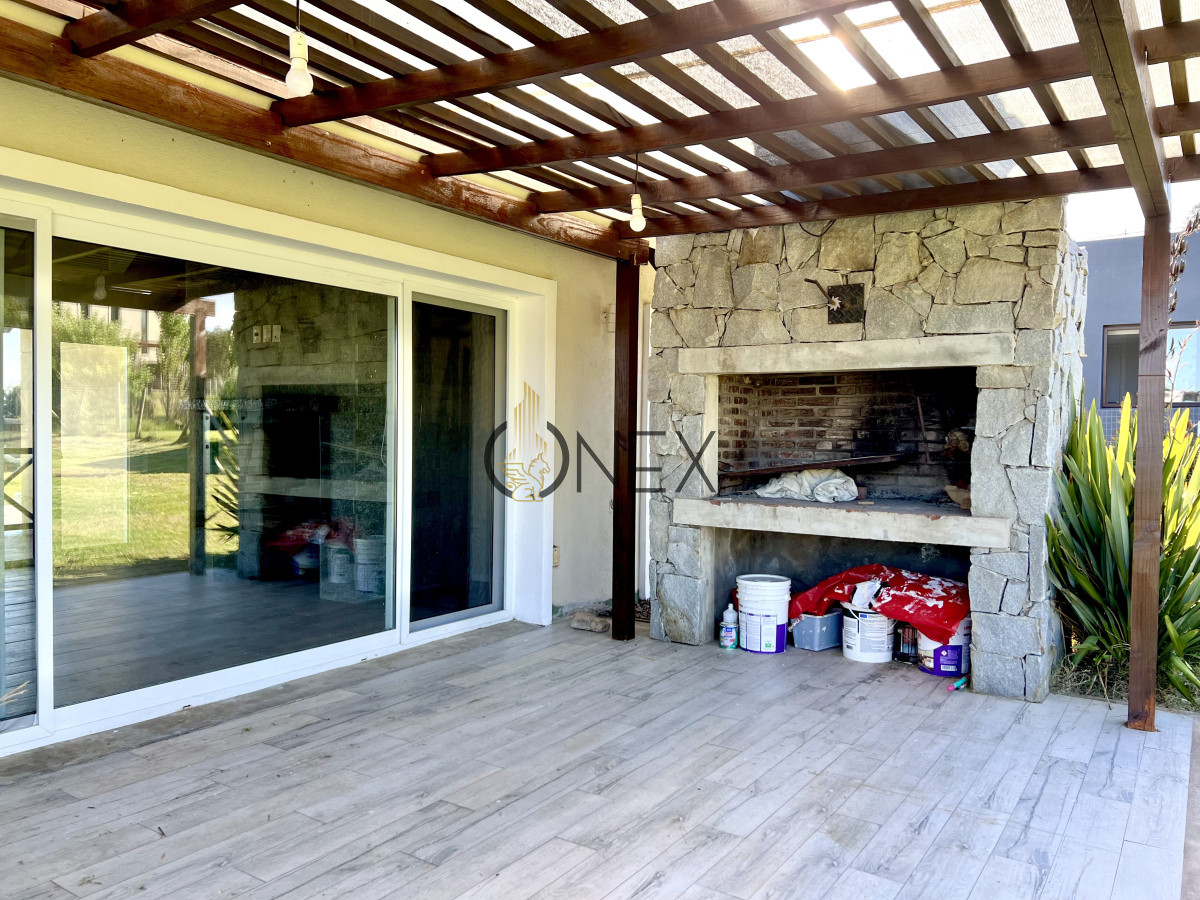 Casa ID.2001 - VENTA CASA CON RENTA 3 DORMITORIOS, CON PORCH Y PARRILLERO, BARRIO PRIVADO, LA TAHONA