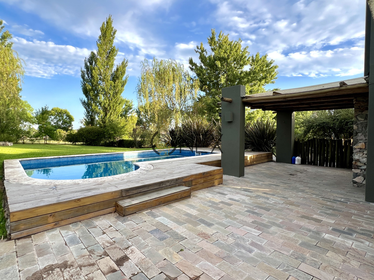Casa ID.1871 - VENTA CASA 4 DORMITORIOS, 4 BAÑOS + SERVICIO, PISCINA Y PARRILLERO, BARRIO PRIVADO, LA TAHONA