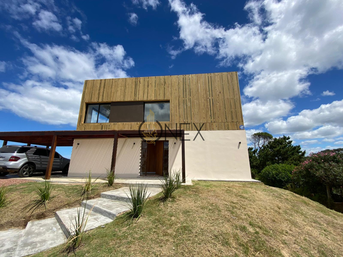 Casa ID.1404 - ¡Se vende espectacular casa a estrenar! de tres dormitorios, en Club del Lago, Punta Ballena  