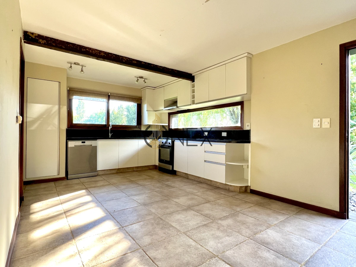 Casa ID.1871 - VENTA CASA 4 DORMITORIOS, 4 BAÑOS + SERVICIO, PISCINA Y PARRILLERO, BARRIO PRIVADO, LA TAHONA