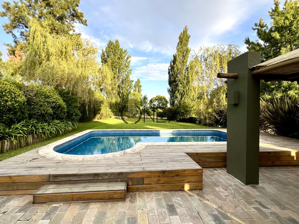 Casa ID.1871 - VENTA CASA 4 DORMITORIOS, 4 BAÑOS + SERVICIO, PISCINA Y PARRILLERO, BARRIO PRIVADO, LA TAHONA