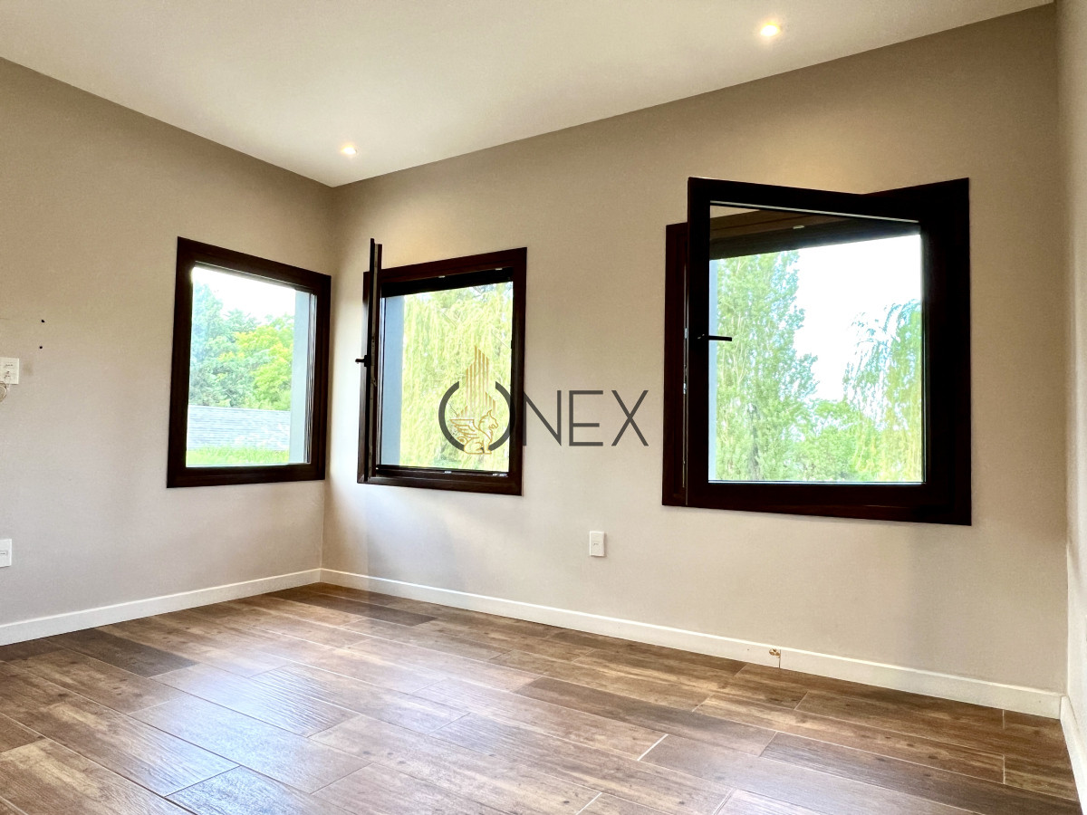 Casa ID.1871 - VENTA CASA 4 DORMITORIOS, 4 BAÑOS + SERVICIO, PISCINA Y PARRILLERO, BARRIO PRIVADO, LA TAHONA