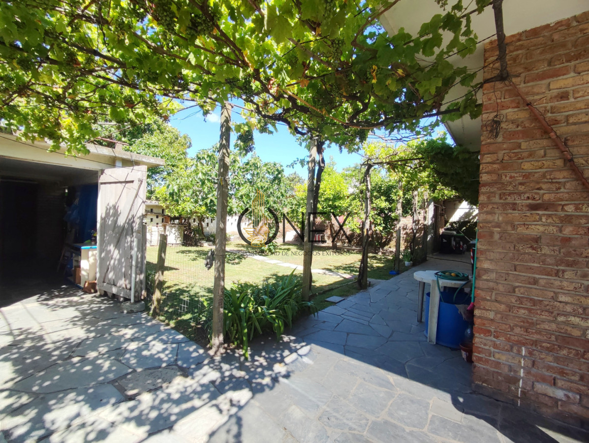 Casa ID.3774 - Casa en Venta de 7 dormitorios en Solymar a mts de la Rambla