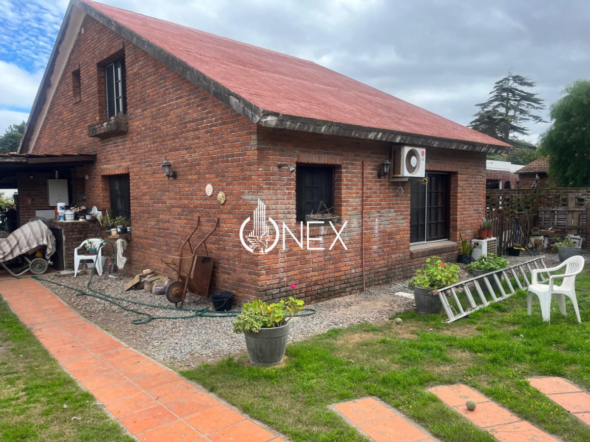 Casa ID.4580 - Venta casa de 4 dormitorios y 4 baños a 5 cuadras de la playa mansa.