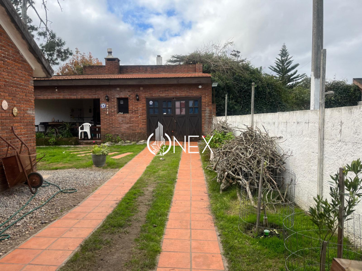 Casa ID.4580 - Venta casa de 4 dormitorios y 4 baños a 5 cuadras de la playa mansa.