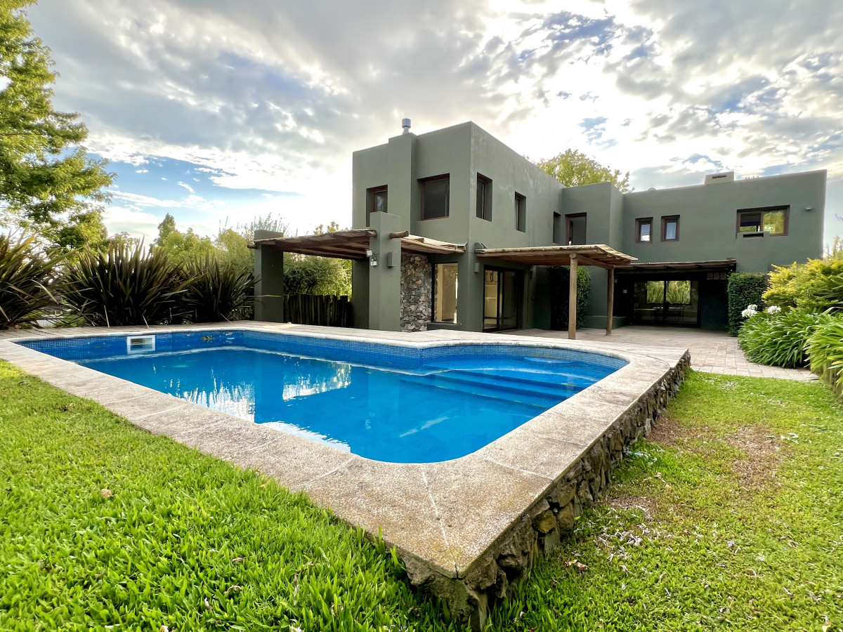 VENTA CASA 4 DORMITORIOS, 4 BAÑOS + SERVICIO, PISCINA Y PARRILLERO, BARRIO PRIVADO, LA TAHONA
