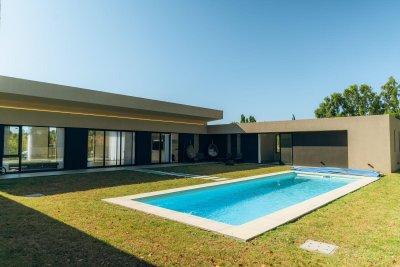 SE VENDE CASA EN BARRIO PRIVADO CARMEL