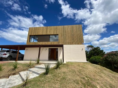 ¡Se vende espectacular casa a estrenar! de tres dormitorios, en Club del Lago, Punta Ballena  