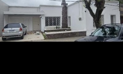 Se vende excelente y amplia casa céntrica.