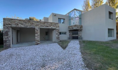 VENTA CASA, LA TAHONA, 4 HABITACIONES + SERVICIO, 4 BAÑOS + SERVICIO, PISCINA Y PARRILLERO