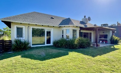 VENTA CASA 3 DORMITORIOS, 3 BAÑOS CON PORCH Y PARRILLERO, BARRIO PRIVADO, LA TAHONA