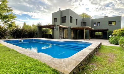 VENTA CASA 4 DORMITORIOS, 4 BAÑOS + SERVICIO, PISCINA Y PARRILLERO, BARRIO PRIVADO, LA TAHONA