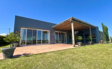 VENTA CASA 4 DORMITORIOS, 3 BAÑOS, (OFICINA) + SERVICIO Y PARRILLERO, BARRIO PRIVADO, LA TAHONA