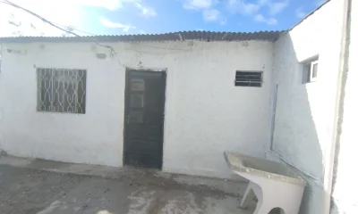 Casa con apartamento al fondo en La Paz a precio de terreno!