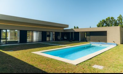 VENTA CASA 3 DORMITORIOS + SERVICIO, 3 BAÑOS, PISCINA y PARRILLERO, BARRIO PRIVADO, CANELONES