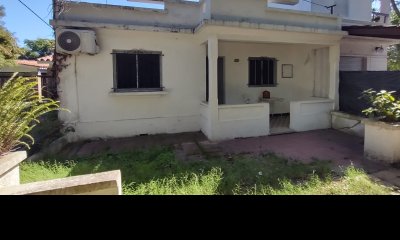 SE VENDE CASA A RECICLAR EN EL CENTRO DE ATLANTIDA