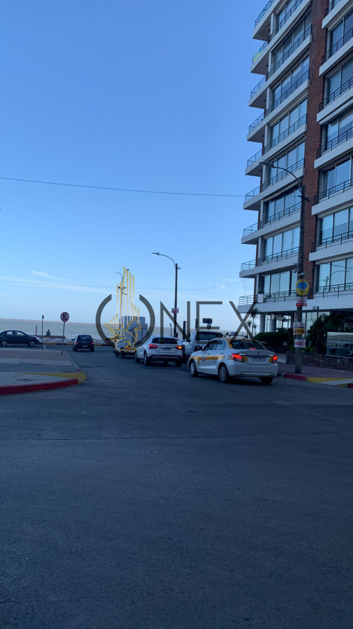 Local Comercial ID.1490 - Venta de llave de negocio en pleno Pocitos sin gastos comunes al pié de un edificio