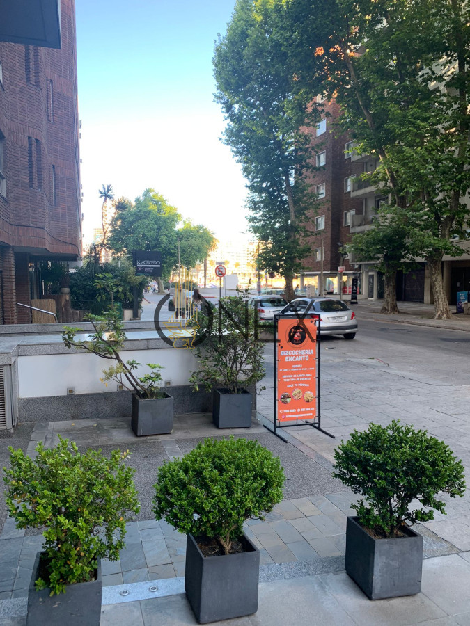 Local Comercial ID.1490 - Venta de llave de negocio en pleno Pocitos sin gastos comunes al pié de un edificio