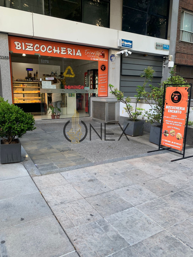 Local Comercial ID.1490 - Venta de llave de negocio en pleno Pocitos sin gastos comunes al pié de un edificio