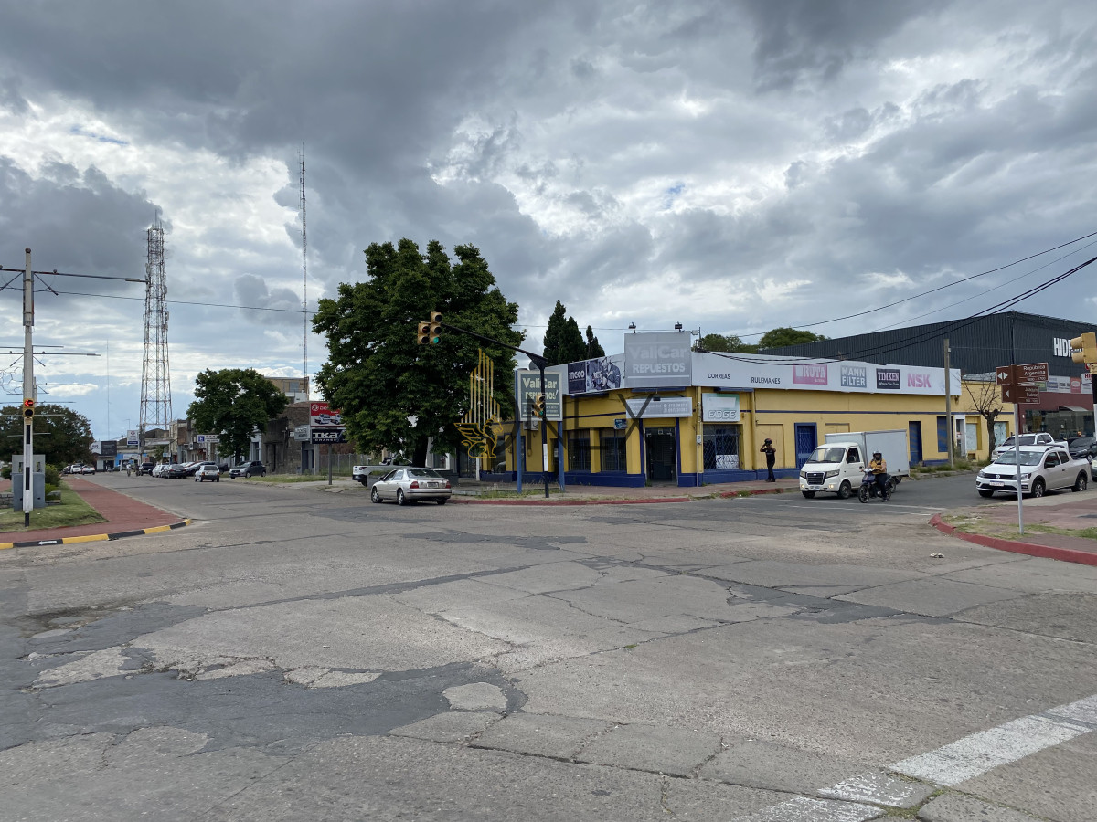 Local Comercial ID.1623 - ALQUILER Y VENTA DE GRAN LOCAL COMERCIAL EN PRINCIPAL AVENIDA PAYSANDU