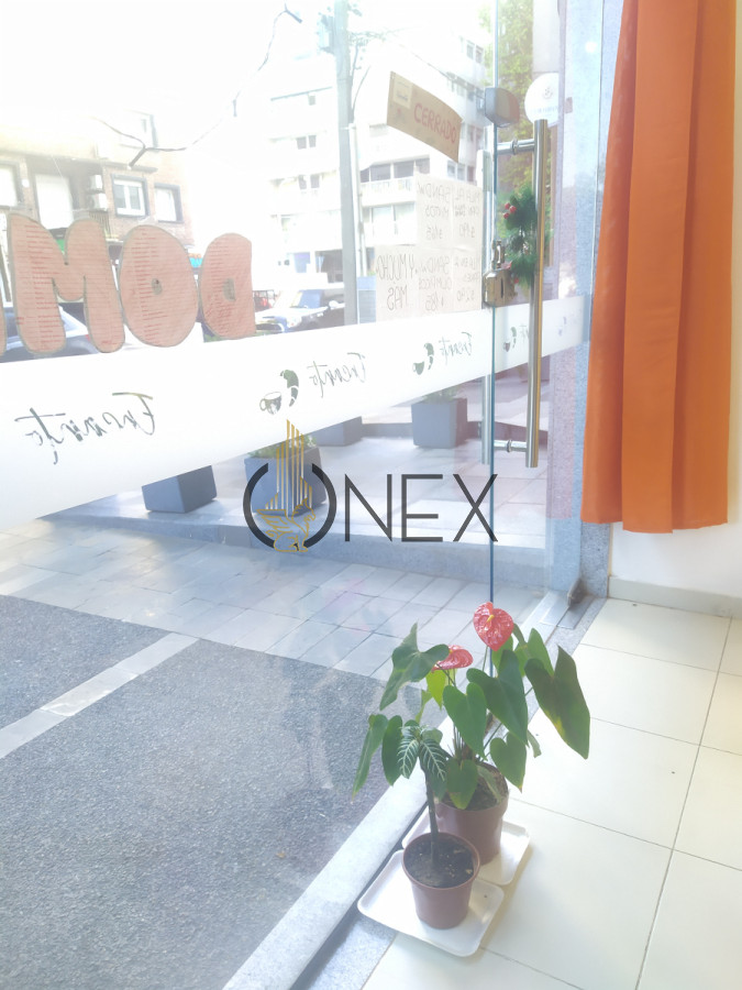 Local Comercial ID.1490 - Venta de llave de negocio en pleno Pocitos sin gastos comunes al pié de un edificio
