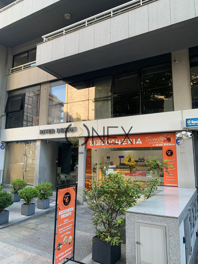 Local Comercial ID.1490 - Venta de llave de negocio en pleno Pocitos sin gastos comunes al pié de un edificio