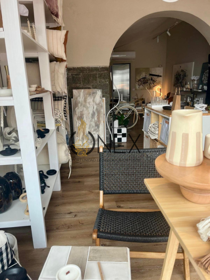 Local Comercial ID.4280 - Local comercial en alquiler. Península Punta del Este. Muy buen estado