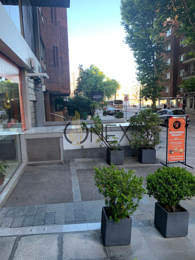 Local Comercial ID.1490 - Venta de llave de negocio en pleno Pocitos sin gastos comunes al pié de un edificio