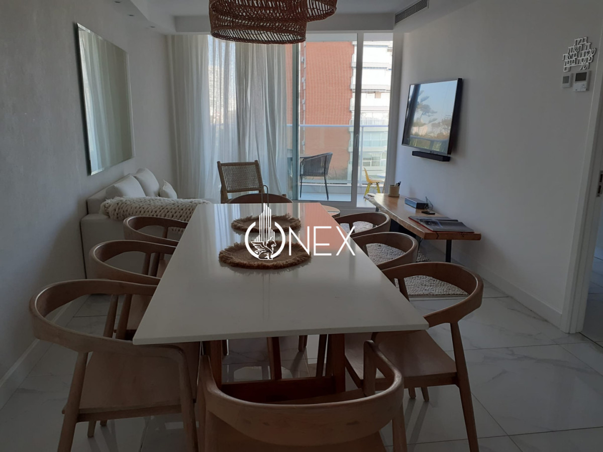 Apartamento ID.4489 - Venta apartamento de 2 dormitorios y 2 baños con amenities en primera línea de playa mansa.