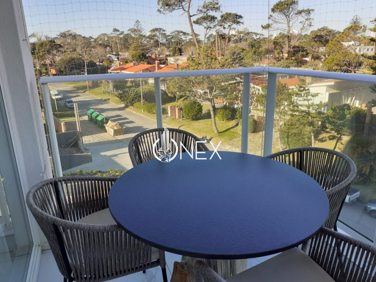 Apartamento ID.4489 - Venta apartamento de 2 dormitorios y 2 baños con amenities en primera línea de playa mansa.