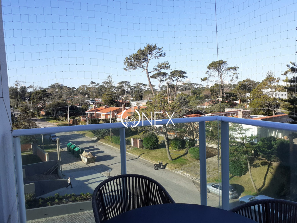 Apartamento ID.4489 - Venta apartamento de 2 dormitorios y 2 baños con amenities en primera línea de playa mansa.