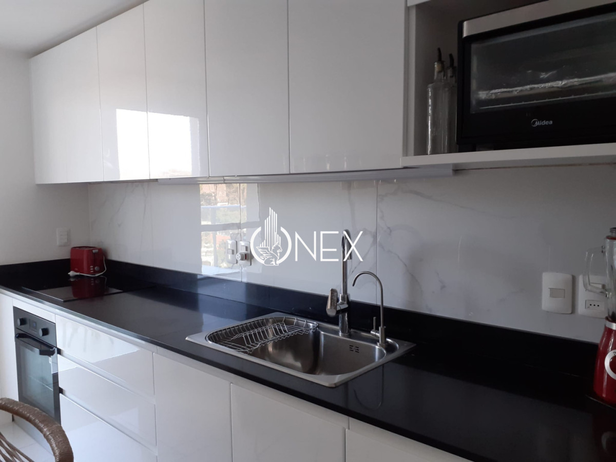 Apartamento ID.4489 - Venta apartamento de 2 dormitorios y 2 baños con amenities en primera línea de playa mansa.