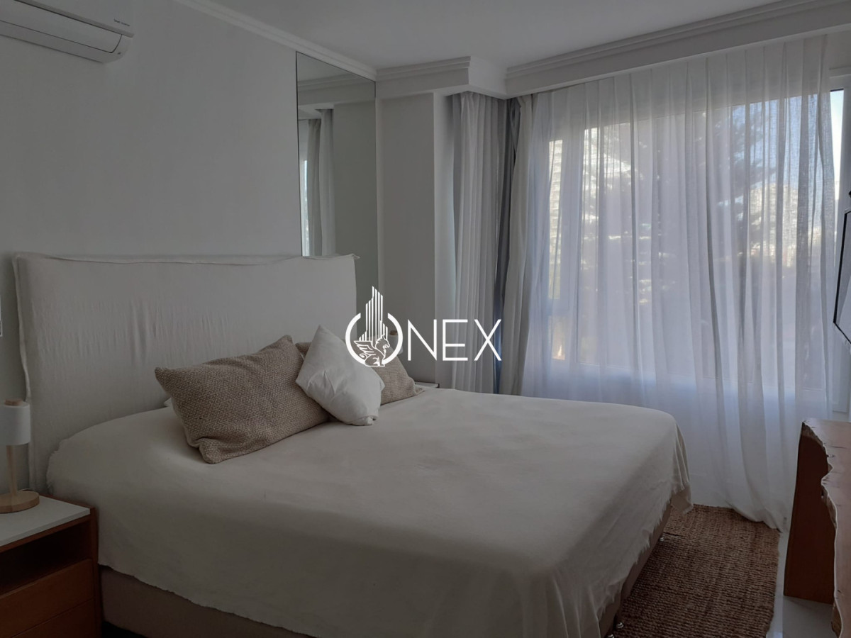 Apartamento ID.4489 - Venta apartamento de 2 dormitorios y 2 baños con amenities en primera línea de playa mansa.