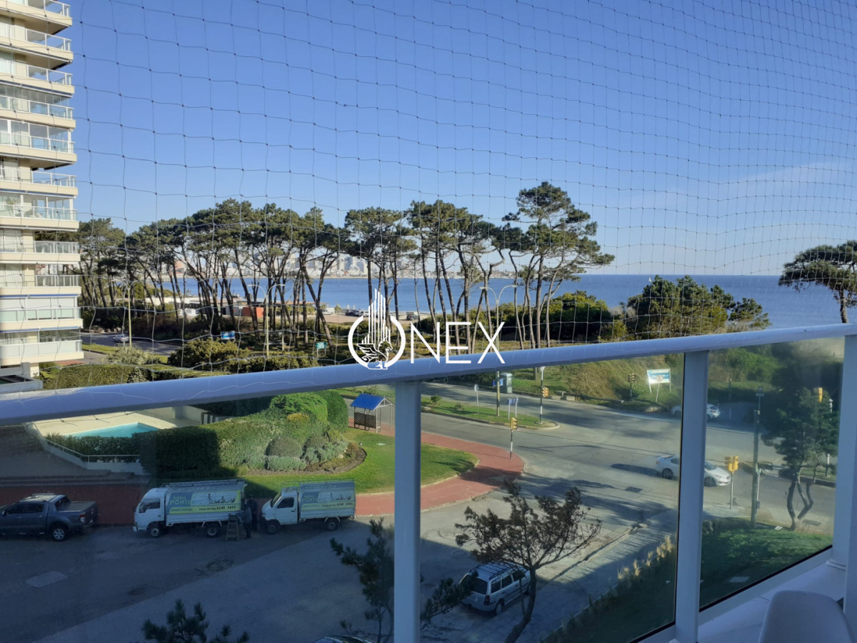 Apartamento ID.4489 - Venta apartamento de 2 dormitorios y 2 baños con amenities en primera línea de playa mansa.
