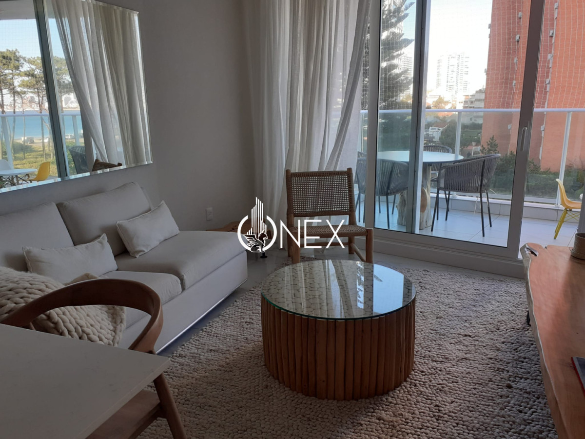 Apartamento ID.4489 - Venta apartamento de 2 dormitorios y 2 baños con amenities en primera línea de playa mansa.