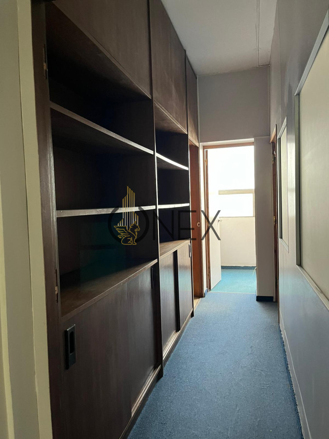 Oficina ID.1705 - SE VENDE AMPLIO LOCAL- OFICINAS EN EL CENTRO DE MONTEVIDEO